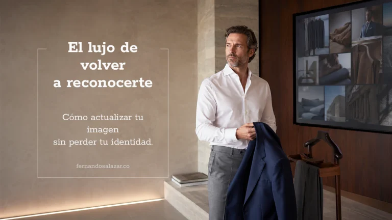 Hombre elegante evaluando su imagen personal en un espacio interior sobrio y contemporáneo.